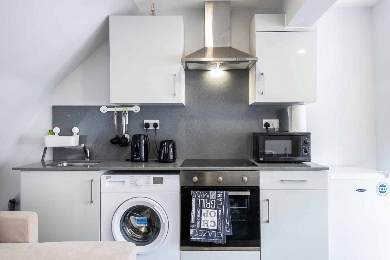 Securematics Superior Studio Apartments Лондон Екстериор снимка